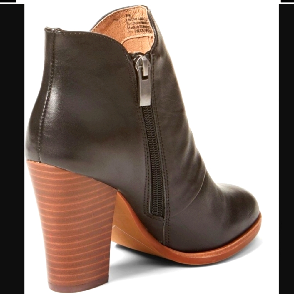 Halogen "Brynn" black leather ankle booties with brown heel